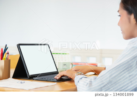 woman working on laptop 134001899