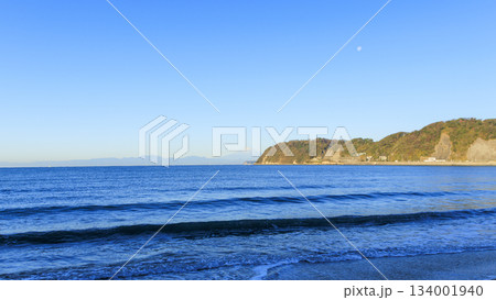 逗子海岸から望む、海越しの富士山 134001940