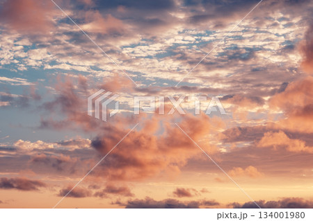 フェリー越しに眺める夕日と海のシルエット風景 134001980