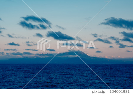 フェリー越しに眺める夕日と海のシルエット風景 134001981