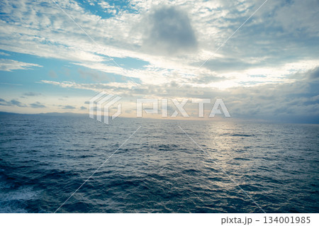 フェリー越しに眺める夕日と海のシルエット風景 134001985