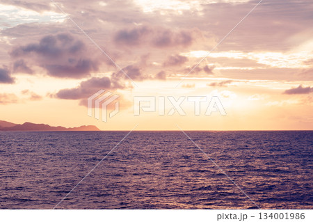 フェリー越しに眺める夕日と海のシルエット風景 134001986