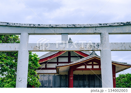 鳥居越しに望む出雲大社先島本宮の静かな佇まい　石垣島 134002003