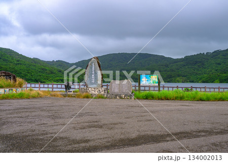 名蔵ダム湖畔に佇む美崎農業者植頭顕碑と水牛像の風景 134002013