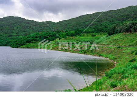 梅雨の名蔵ダムで深い緑と静寂に包まれる石垣島の風景 134002020