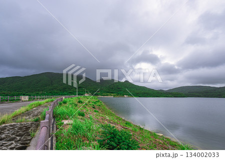 梅雨の名蔵ダムで深い緑と静寂に包まれる石垣島の風景 梅雨の名蔵ダムで深い緑と静寂に包まれる石垣島の風景 134002033