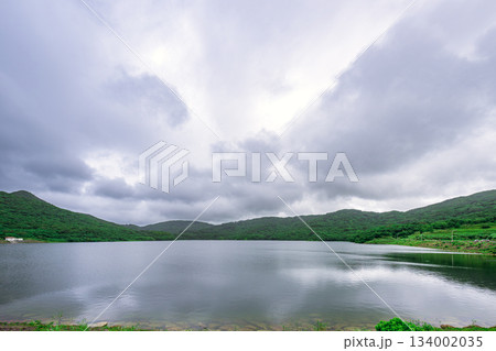 梅雨の名蔵ダムで深い緑と静寂に包まれる石垣島の風景 梅雨の名蔵ダムで深い緑と静寂に包まれる石垣島の風景 134002035