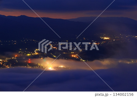 岩手県遠野市　夜明けの風景 134002156