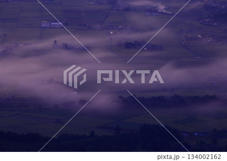 岩手県遠野市　夜明けの風景 134002162