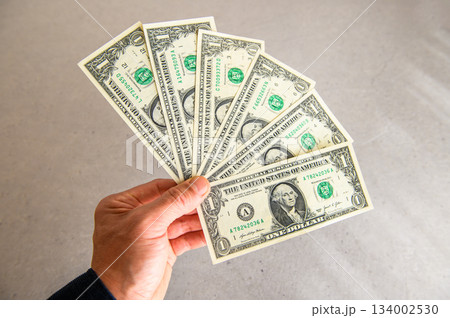 米1ドル紙幣6枚を左手で扇状に広げ左手前から差し出すアングルショットピントクッキリ2 米1ドル紙幣6枚を左手で扇状に広げ左手前から差し出すアングルショットピントクッキリ2 134002530