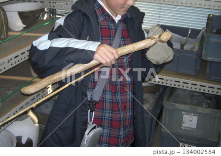 打製石斧を持つ少年【旧石器時代】 134002584