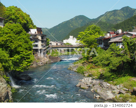 岐阜県郡上八幡、宮ヶ瀬橋から望む清流・吉田川の美しい町並み風景 岐阜県郡上八幡、宮ヶ瀬橋から望む清流・吉田川の美しい町並み風景 134002724