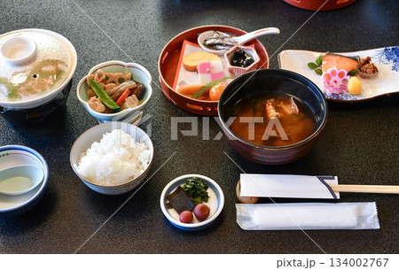 日本の旅館の朝食　Japanese Ryokan Breakfast 134002767