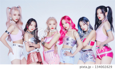 カラフルな衣装の女性たちのグループポートレート 134002829