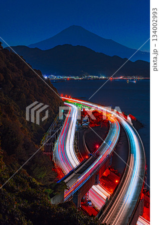 薩埵峠から望見した東名高速と富士山の夜景 薩埵峠から望見した東名高速と富士山の夜景 134002993