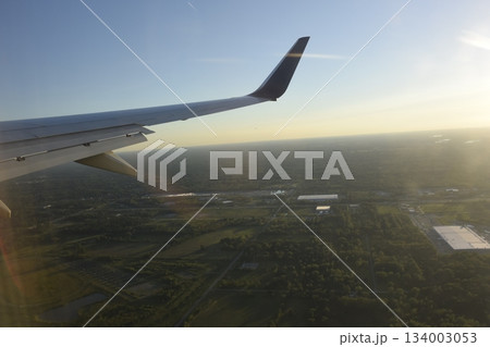 アメリカ　デトロイト空港　離陸後の夕昏の地上と翼 134003053