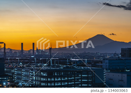 川崎市東扇島から見る富士山 川崎市東扇島から見る富士山 134003063