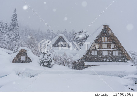 白川郷　冬景色　 134003065