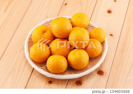 新鮮な柚子 134003888