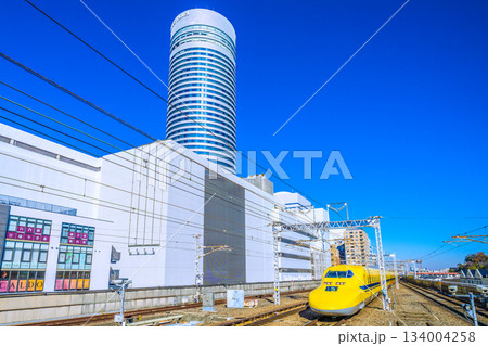 日本の横浜都市景観 珍景。幸運を呼ぶ新幹線・ドクターイエローや横浜プリンスHなどを望む。新時代へ 134004258