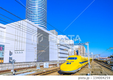 日本の横浜都市景観 珍景。幸運を呼ぶ新幹線・ドクターイエローや横浜プリンスHなどを望む。新時代へ 134004259