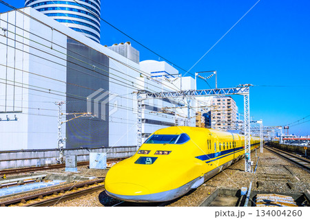 日本の横浜都市景観 珍景。幸運を呼ぶ新幹線・ドクターイエローや横浜プリンスHなどを望む。新時代へ 日本の横浜都市景観 珍景。幸運を呼ぶ新幹線・ドクターイエローや横浜プリンスHなどを望む。新時代へ 134004260