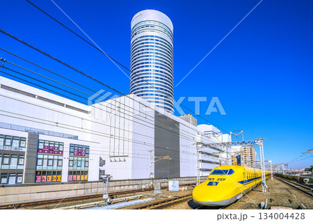 日本の横浜都市景観 珍景。幸運を呼ぶ新幹線・ドクターイエローや横浜プリンスHなどを望む。幸福の時代へ 日本の横浜都市景観 珍景。幸運を呼ぶ新幹線・ドクターイエローや横浜プリンスHなどを望む。幸福の時代へ 134004428