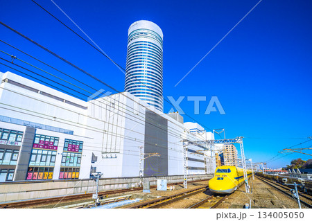 日本の横浜都市景観 珍景。幸運を呼ぶ新幹線・ドクターイエローや横浜プリンスHなどを望む。幸せな未来へ 134005050