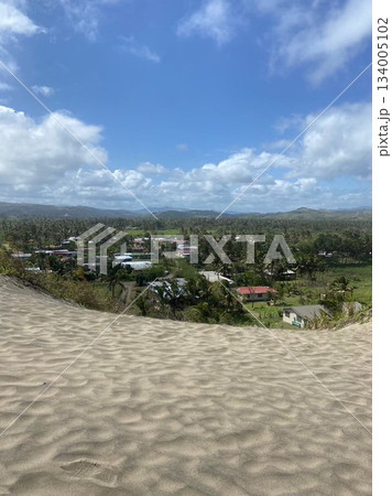 フィジー シンガトカ 砂漠と街並み 134005102