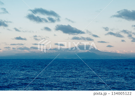 海に沈む夕日 134005122