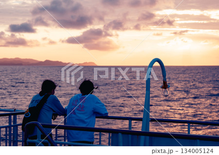 海に沈む夕日 134005124