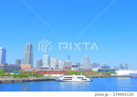 神奈川県横浜市、横浜赤レンガ倉庫とランドマークタワーの風景 神奈川県横浜市、横浜赤レンガ倉庫とランドマークタワーの風景 134005126