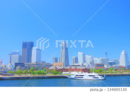 神奈川県横浜市、横浜赤レンガ倉庫とランドマークタワーの風景 神奈川県横浜市、横浜赤レンガ倉庫とランドマークタワーの風景 134005130