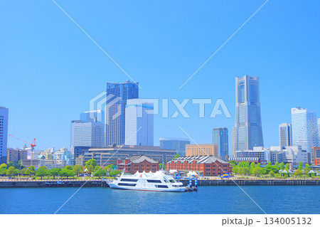 神奈川県横浜市、横浜赤レンガ倉庫とランドマークタワーの風景 神奈川県横浜市、横浜赤レンガ倉庫とランドマークタワーの風景 134005132