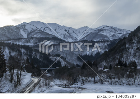 雪に覆われた雄大な山脈と谷間の冬景色 134005297