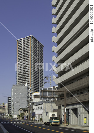 住宅街と高層マンション、トラックが停車する日本の道路 134005301