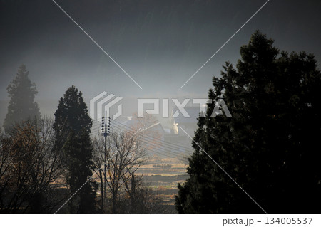 うっすら霧が立つ幻想的な山間の集落 134005537