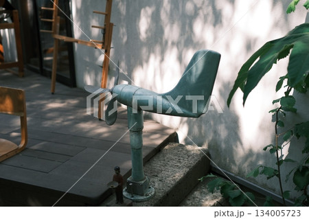 木漏れ日が美しいレトロな飛行機型風見鶏 134005723