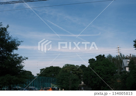 爽やかな青空に描かれた飛行機雲と送電線 爽やかな青空に描かれた飛行機雲と送電線 134005813