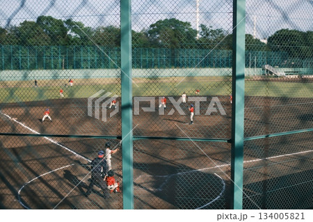 ノスタルジックな金網越しの野球グラウンドの光景 134005821
