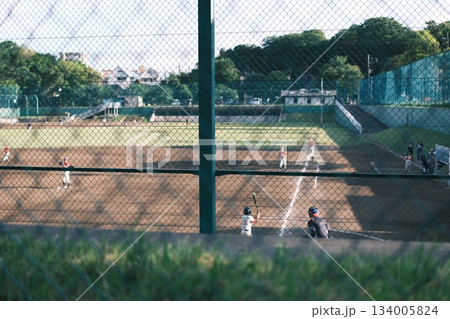 夏の球場 フェンス越しの少年野球 夏の球場 フェンス越しの少年野球 134005824