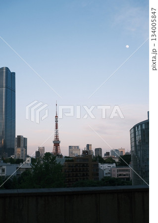 トワイライトの空に輝く月と東京タワーと都心の街並み トワイライトの空に輝く月と東京タワーと都心の街並み 134005847