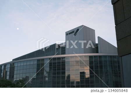テレビ朝日本社ビルとトワイライトの空と月 テレビ朝日本社ビルとトワイライトの空と月 134005848