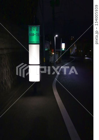 冬の夜の住宅地。夜のバス停、傾斜、民家、電灯 冬の夜の住宅地。夜のバス停、傾斜、民家、電灯 134005939