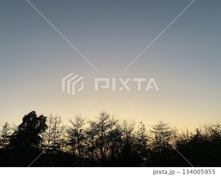 空が綺麗な日の冬の夕暮れ 空が綺麗な日の冬の夕暮れ 134005955