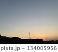 空が綺麗な日の冬の夕暮れ 134005956