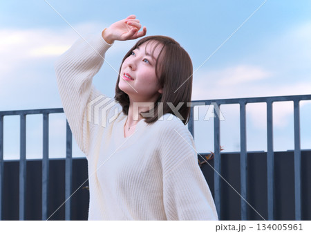 バルコニーで外を眺める女性 バルコニーで外を眺める女性 134005961