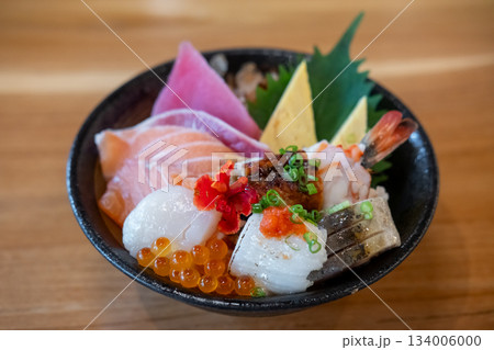Kaisen Don, a Japanese rice bowl dish of seafood. Including raw fish such as Hotate, Salmon, Saba, Engawa, Ikura. Kaisen Don, a Japanese rice bowl dish of seafood. Including raw fish such as Hotate, Salmon, Saba, Engawa, Ikura. 134006000