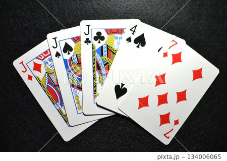 ポーカー スリーカードの役を並べたカード 134006065