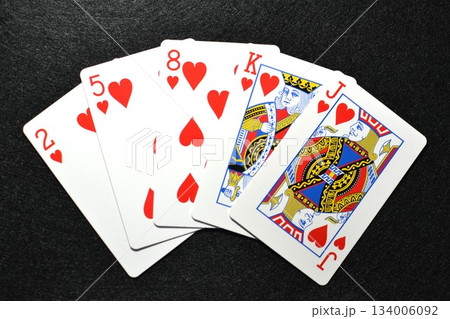 ポーカー フラッシュの役を並べたカード 134006092